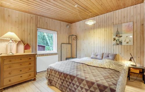 een slaapkamer met een bed, een dressoir en een raam bij Gorgeous Home In Rm With Wifi in Rømø Kirkeby