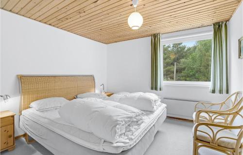 1 dormitorio con 1 cama con sábanas blancas y ventana en Cozy Home In Rm With Kitchen en Tagholm