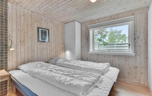 スラーエルセにある2 Bedroom Nice Home In Slagelseのベッドルーム1室(ベッド2台、窓付)