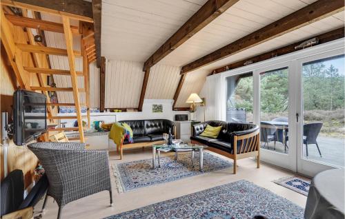 una sala de estar con un sofá y una mesa en Lovely Home In Rømø With Kitchen, en Tagholm
