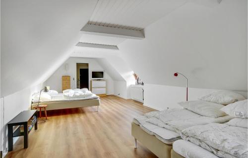 Cette grande chambre blanche comprend 2 lits. dans l'établissement Beautiful Home In Nykbing Sj With Kitchen, à Nykøbing Sjælland