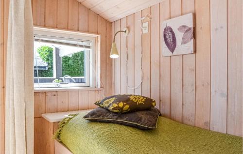 EskebjergにあるAmazing Home In Eskebjerg With 3 Bedrooms, Sauna And Wifiのベッドルーム1室(ベッド1台、窓、枕付)