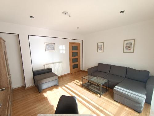 a living room with a couch and a table at Gran apartamento cerca del mar y Castillo in Denia