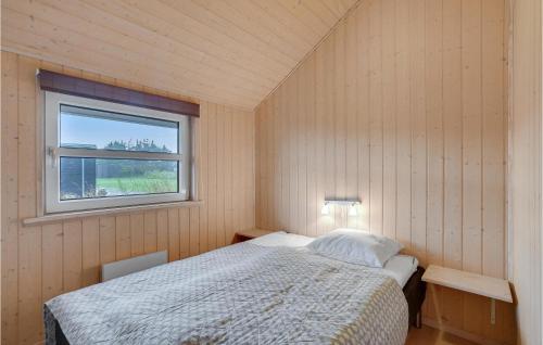 HavrvigにあるStunning Home In Hvide Sande With 3 Bedrooms, Sauna And Wifiのベッドルーム(ベッド1台、窓付)