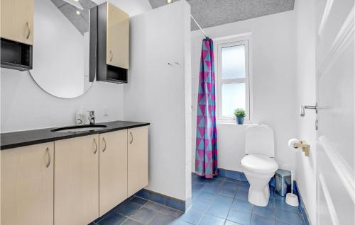 ロモ・キルケビーにあるPet Friendly Home In Rm With Kitchenのバスルーム(トイレ、洗面台付)、窓が備わります。