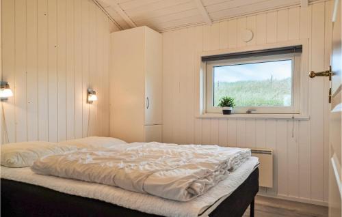 Bjerregård的住宿－Stunning Home In Hvide Sande With Wifi，窗户客房内的一张床位