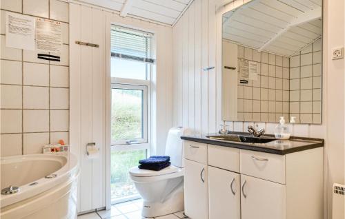 e bagno con vasca, servizi igienici e lavandino. di Stunning Home In Hvide Sande With Wifi a Bjerregård