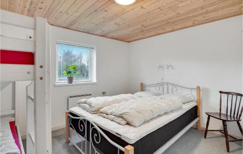 NymindegabにあるAmazing Home In Nrre Nebel With 1 Bedrooms And Wifiの窓付きの部屋にベッド付きのベッドルーム1室があります。