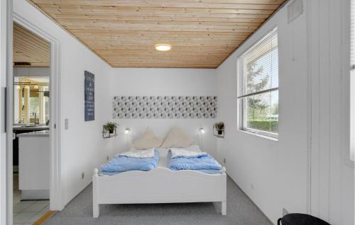 HejlsにあるGorgeous Home In Hejls With Wifiの白い部屋のベッドルーム1室(ベッド1台付)