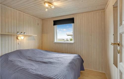 um quarto com uma cama e uma janela em 3 Bedroom Gorgeous Home In Bjert em Sønder Bjert