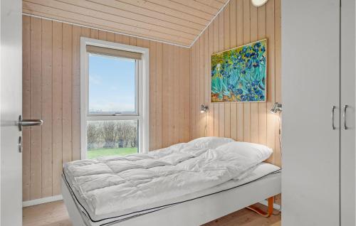 Awesome Home In Sydals With Wifi tesisinde bir odada yatak veya yataklar