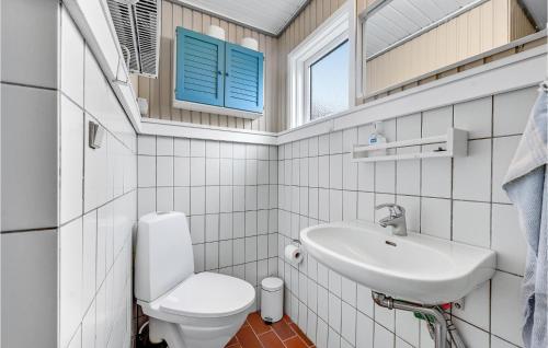 baño con aseo y lavabo y ventana en Awesome Home In Mesinge With Wifi, en Mesinge
