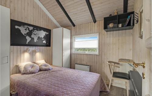 um quarto com uma cama com um edredão roxo e uma janela em Beach Front Home In Assens With House Sea View em Assens