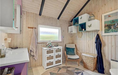 een badkamer met een wastafel, een spiegel en een stoel bij Beach Front Home In Assens With House Sea View in Assens
