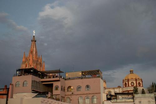 um grande edifício com uma torre e uma igreja em Sanma Hotel em San Miguel de Allende