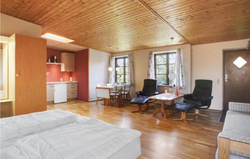 阿灵厄Cozy Apartment In Allinge With Wifi的一间卧室，配有一张床、一张桌子和几把椅子
