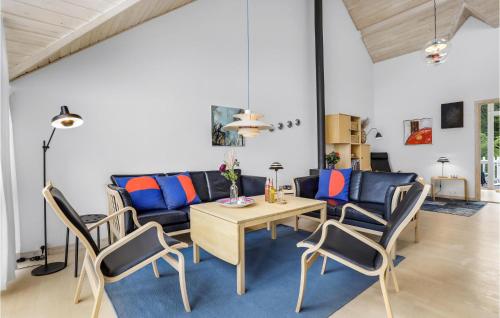 un soggiorno con un divano, un tavolo e delle sedie di Holiday Home Hasle Marina Hasle X a Hasle