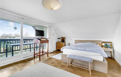 1 dormitorio con cama y ventana grande en 5 Bedroom Amazing Home In Bandholm, en Bandholm