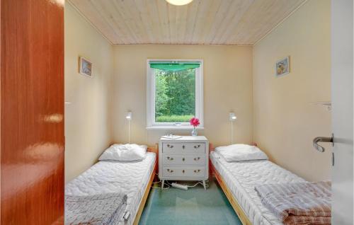 2 camas en una habitación pequeña con ventana en 2 Bedroom Nice Home In Rdby, en Kramnitse