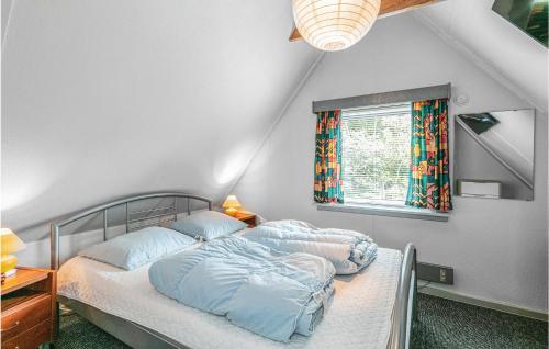 um quarto com 2 camas e uma janela em 3 Bedroom Nice Home In Nex em Balke