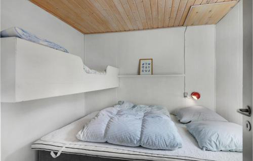 BalkeにあるAwesome Home In Nex With 1 Bedrooms And Wifiの木製天井の白い部屋のベッド1台