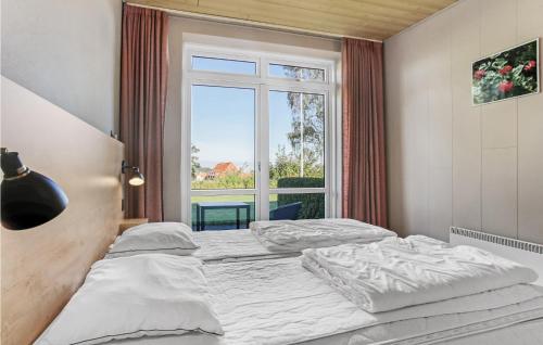 En eller flere senge i et værelse på Nice Apartment In Allinge With Wifi