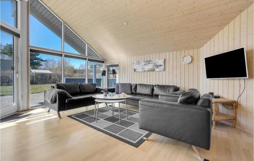 Μια τηλεόραση ή/και κέντρο ψυχαγωγίας στο Four-Bedroom Holiday Home In Vaggerlose