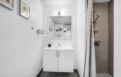 Et bad på 2 Bedroom Stunning Apartment In Hvide Sande