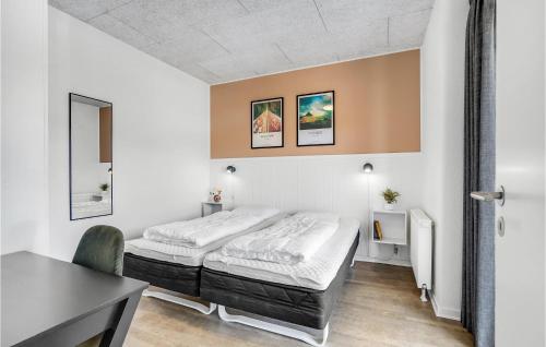 Krevet ili kreveti u jedinici u objektu 2 Bedroom Stunning Apartment In Hvide Sande