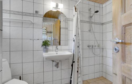 Baño blanco con lavabo y espejo en Beautiful Home In Lgstr With Indoor Swimming Pool, en Trend
