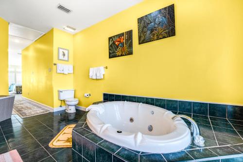 een grote badkamer met een bad en een toilet bij Dolphin View by Meyer Vacation Rentals in Gulf Shores