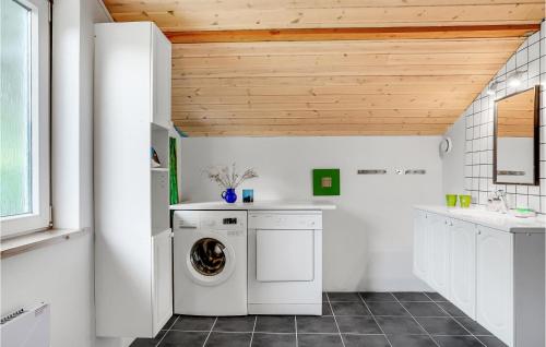 a white laundry room with a washer and dryer at 3 Bedroom Stunning Home In Fan in Fanø