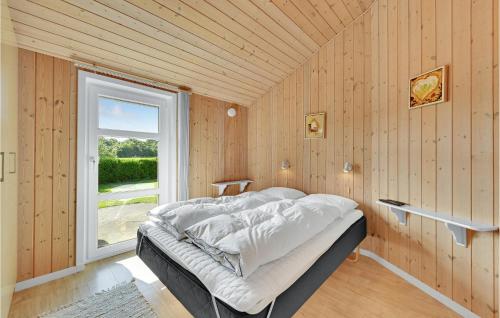 HemmetにあるBeautiful Home In Tarm With 3 Bedrooms, Sauna And Wifiの窓付きの部屋にベッド付きのベッドルーム1室があります。