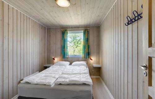Habitación pequeña con cama y ventana en Beautiful Home In Lgstr With Indoor Swimming Pool, en Trend