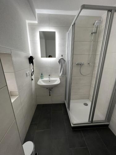 a bathroom with a shower and a sink at Pension Am Stadtrand Zerbst in Zerbst