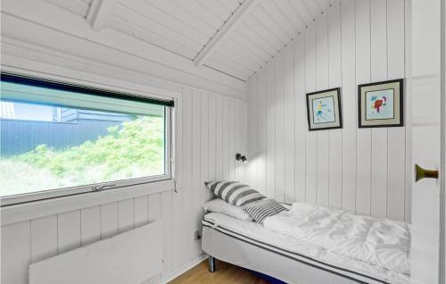 バイアス・スタンにあるLrkeredenの窓とベッドが備わる白い部屋です。
