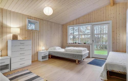 ein Schlafzimmer mit einem Bett, einer Kommode und einem Fenster in der Unterkunft Pet Friendly Home In Stege With Wifi in Stege