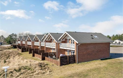 a row of houses on the side of a road at 3 Bedroom Lovely Home In Rømø in Havneby