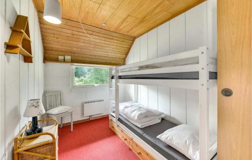 Двох'ярусне ліжко або двоярусні ліжка в номері Gorgeous Home In Rm With Wifi