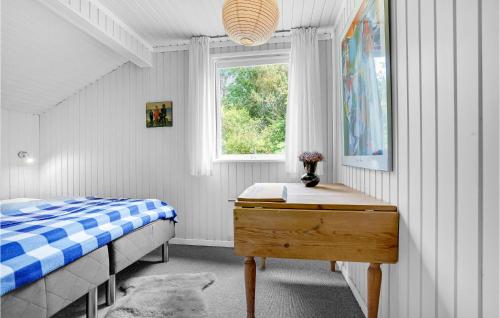ホにあるBeautiful Home In Blvand With 3 Bedrooms And Wifiのベッドルーム(ベッド1台、窓付)