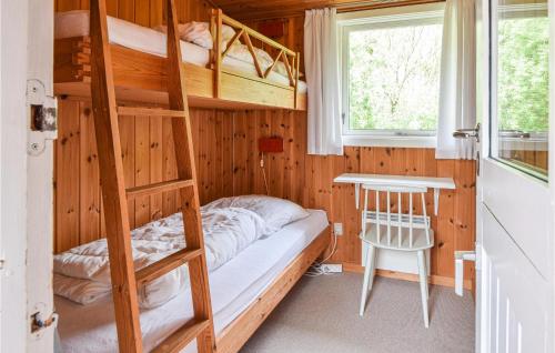 SønderhoにあるAlsboの二段ベッド(はしご付)が備わる木造の部屋