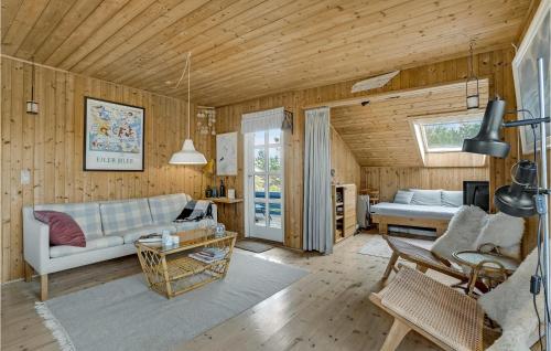 Lild StrandにあるNice Home In Frstrup With 2 Bedrooms And Wifiのリビングルーム(ソファ、ベッド付)