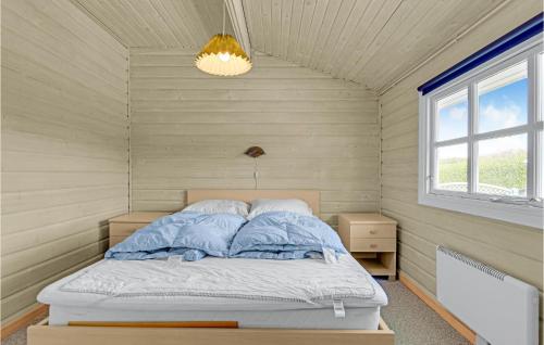 ein Schlafzimmer mit einem Bett in einem Zimmer mit einem Fenster in der Unterkunft Amazing Home In Egernsund With House A Panoramic View in Egernsund