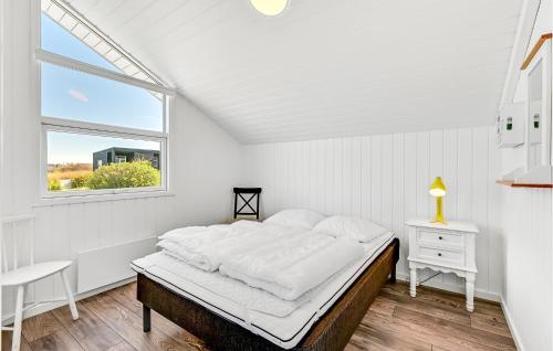 Habitación blanca con cama y ventana en Stunning Home In Lemvig With Wifi, en Lemvig