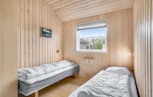 Habitación con 2 camas y ventana en Stunning Home In Idestrup With Indoor Swimming Pool, en Bøtø By