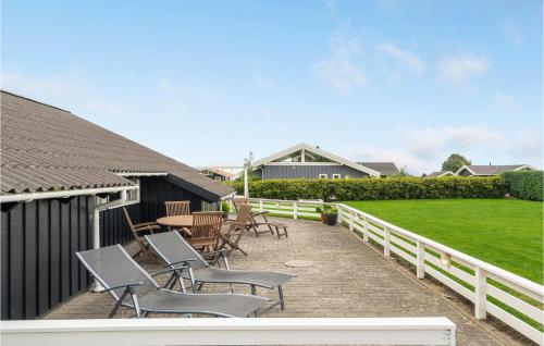 un patio con sillas y una mesa y un césped en Holiday Home Havremarken, en Hejls