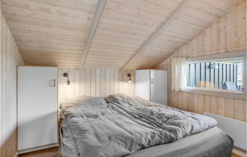 Cama en habitación pequeña con techo de madera en Lovely Home In Sjlund With House Sea View, en Hejls