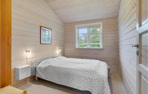 1 dormitorio con 1 cama en una habitación con ventana en Gorgeous Home In Fars With Kitchen, en Ertebølle