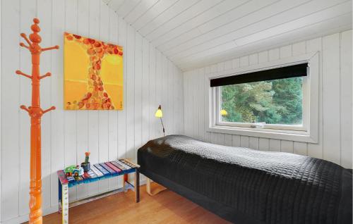 1 dormitorio con cama y ventana en Amazing Home In Herning With Kitchen, en Kølkær