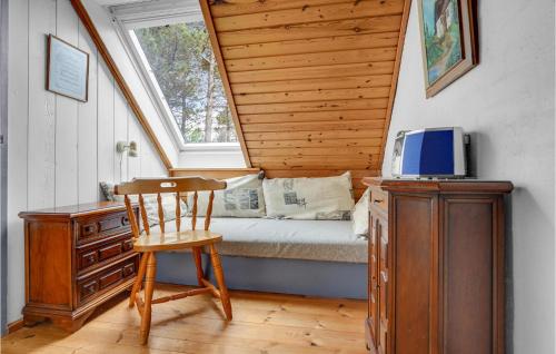 een slaapkamer met een bed, een bureau en een raam bij 2 Bedroom Nice Home In Rm in Rømø Kirkeby